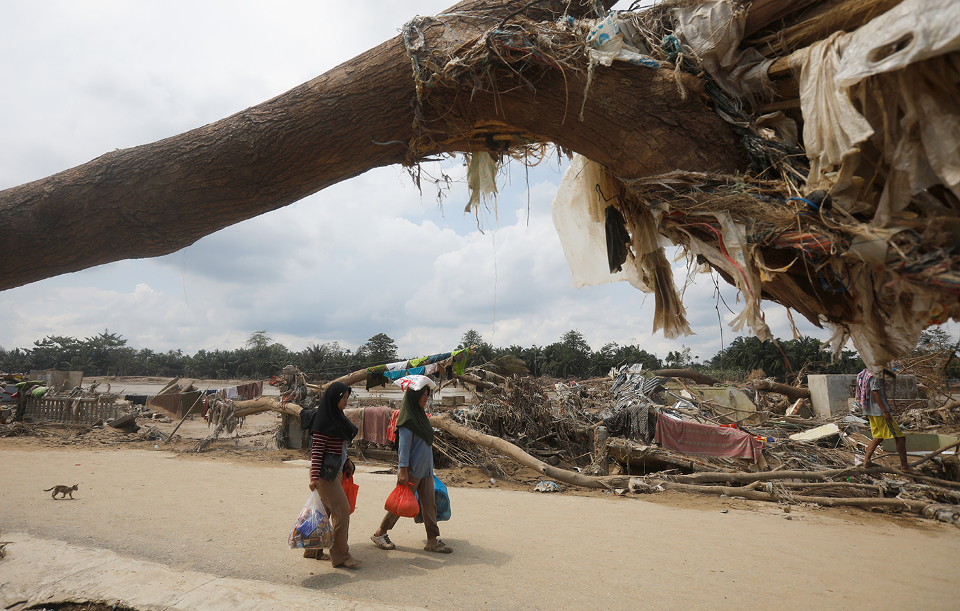 Τους 950 έφτασε ο αριθμός των νεκρών από τις φονικές πλημμύρες στην Ινδονησία