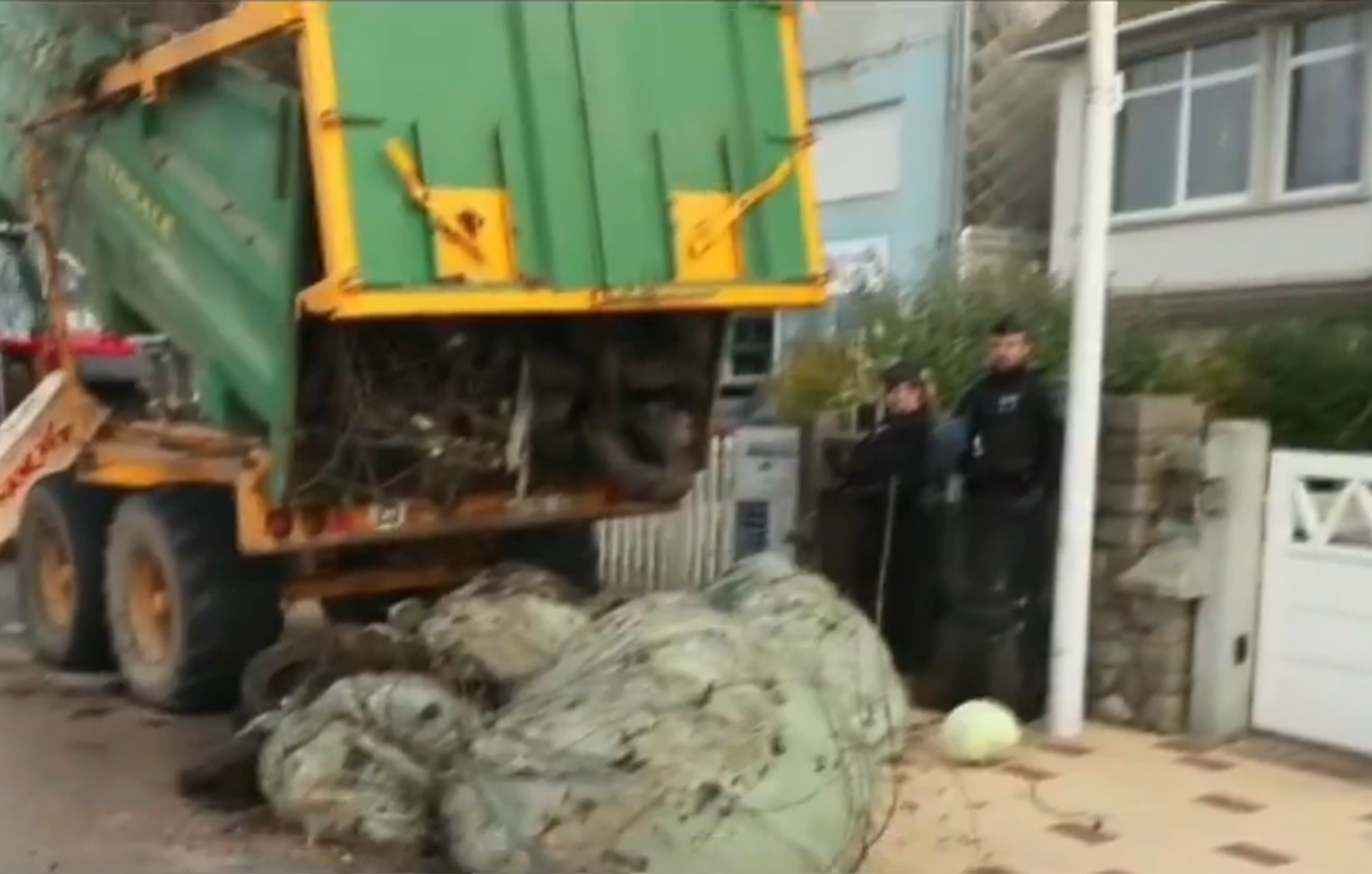 Κοπριά και λάχανα πέταξαν οι Γάλλοι αγρότες έξω από το σπίτι του Μακρόν – Η κυβέρνηση ζητά εκεχειρία για τις γιορτές