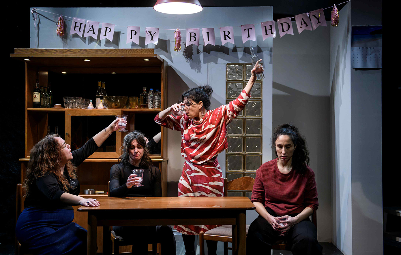 «Με δύναμη από την Κηφισιά»: Μια γλυκόπικρη κωμωδία γένους θηλυκού που παραμένει επίκαιρη μέχρι σήμερα