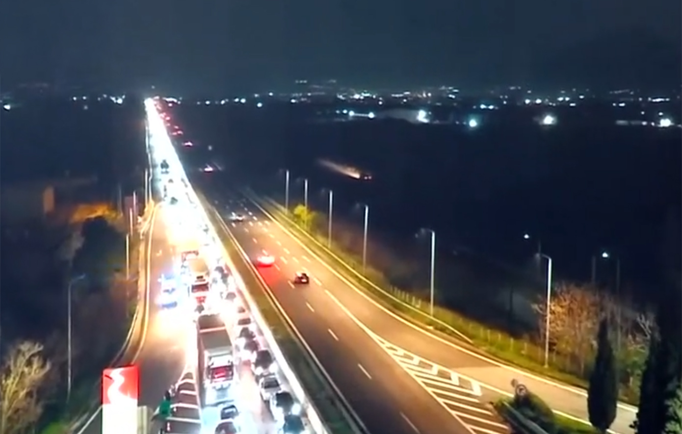 «Γολγοθάς» η έξοδος για τα Χριστούγεννα με ουρές χιλιομέτρων και μπλόκα αγροτών &#8211; Άνοιξαν δύο λωρίδες σε Ριτσώνα, Κάστρο και Αμφίκλεια