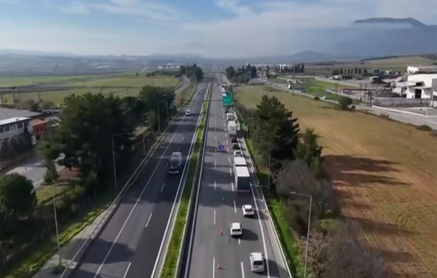 Σκληραίνουν τη στάση τους οι αγρότες &#8211; Ουρές χιλιομέτρων στην παράκαμψη της Ριτσώνας