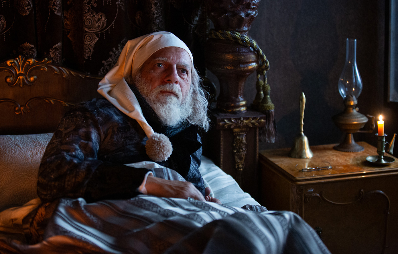 Τα Κάλαντα των Χριστουγέννων: Πέντε λόγοι για να δείτε την ελληνική εκδοχή του πιο διάσημου τσιγγούνη, Εμπενίζερ Σκρουτζ