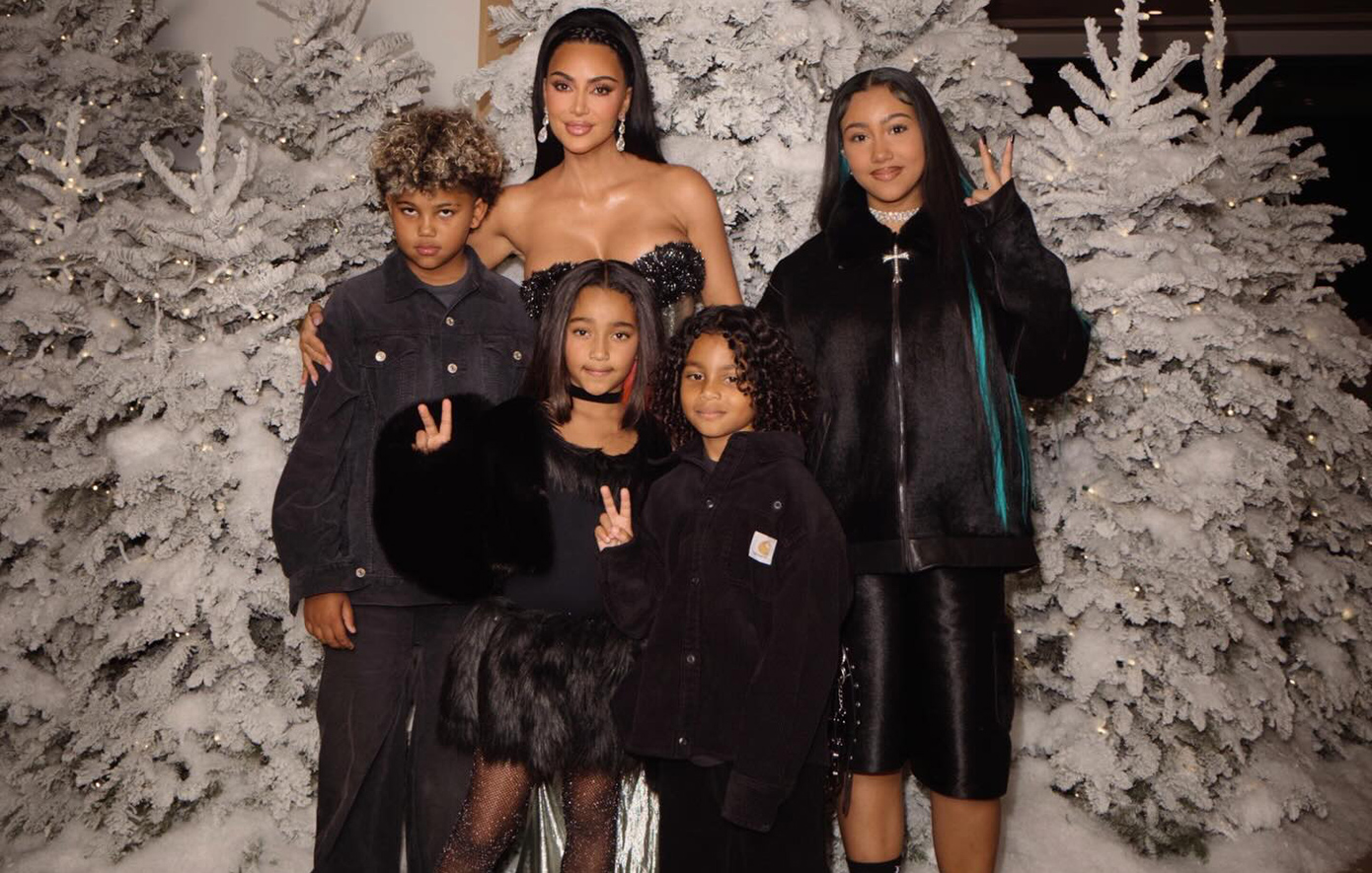 Η PETA «καρφώνει» την Κιμ Καρντάσιαν για τα χριστουγεννιάτικα δώρα στα παιδιά της