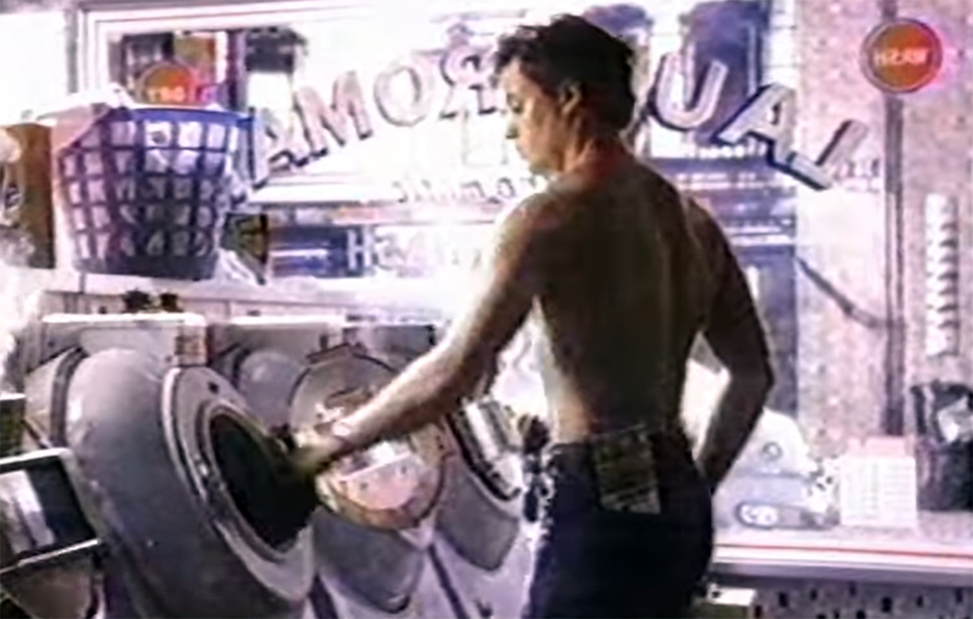 Η προκλητική διαφήμιση τζιν της δεκαετίας του &#8217;80 που προκάλεσε σάλο: «Το γυναικείο βλέμμα στο ανδρικό σώμα»