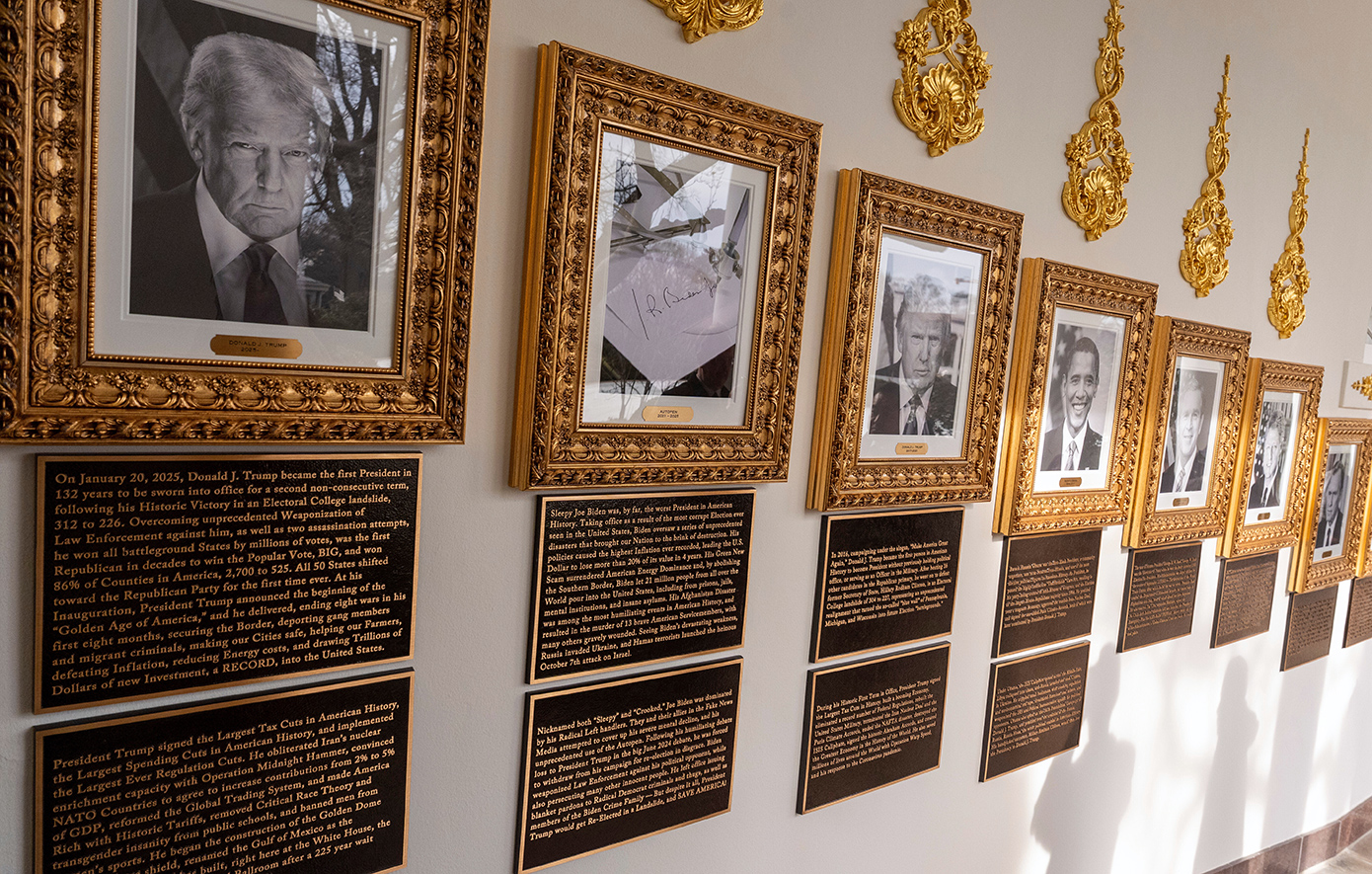 Πλάκες με προσβλητικούς χαρακτηρισμούς για τον Μπάιντεν και τον Ομπάμα τοποθετήθηκαν στον Λευκό Οίκο