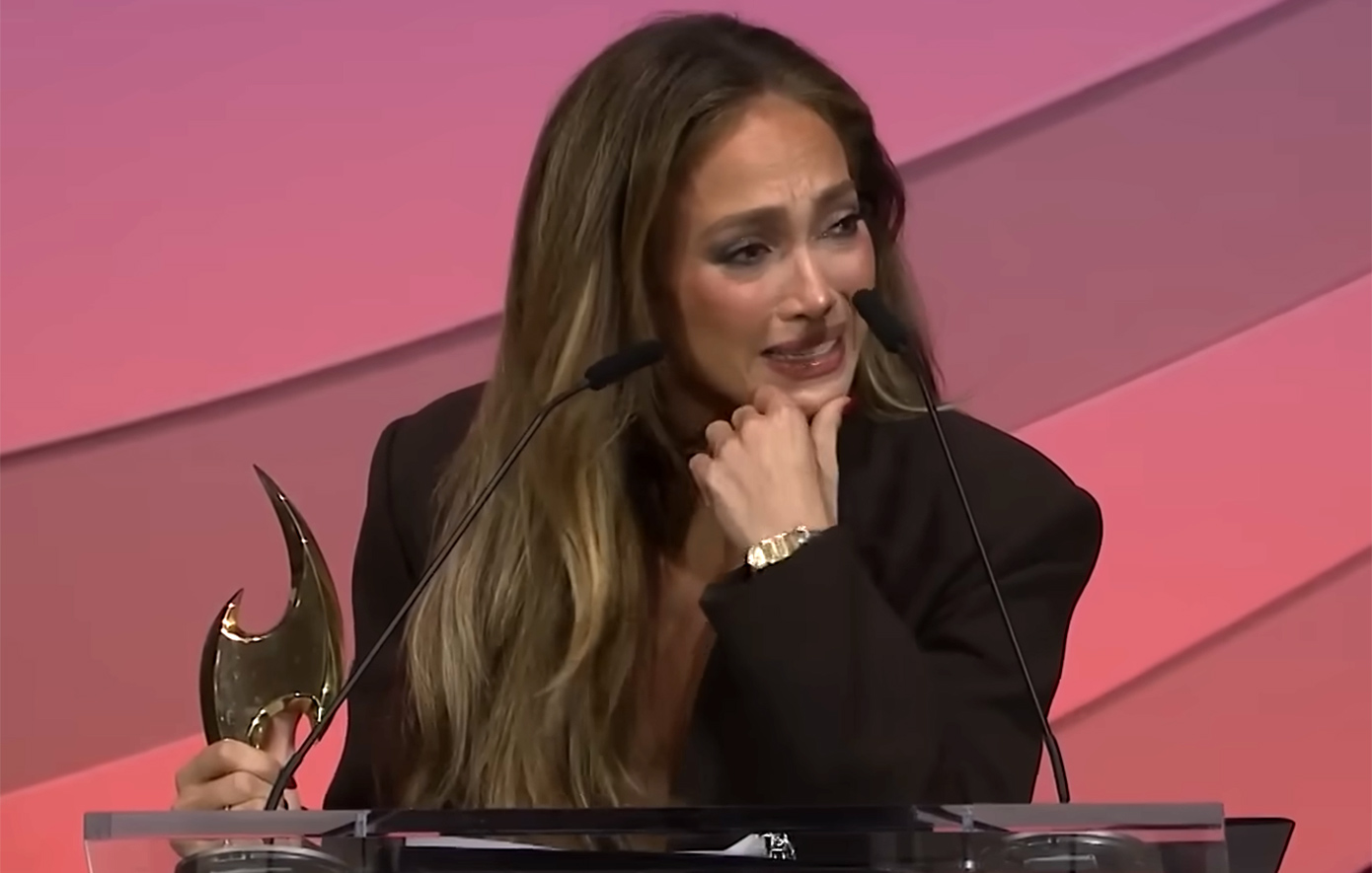 Η Τζένιφερ Λόπεζ έβαλε τα κλάματα πάνω στη σκηνή: «Έπρεπε να είχα αφιερώσει περισσότερο χρόνο στην ομιλία μου»