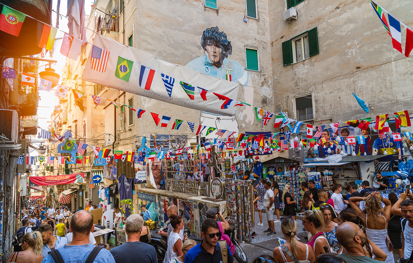 Η Νάπολη ξεφορτώθηκε τη μαφία για να τη σκοτώσει ο υπερτουρισμός &#8211; Ξεσπιτώνουν τους κατοίκους για Airbnb, πουλάνε και&#8230; Μαραντόνα