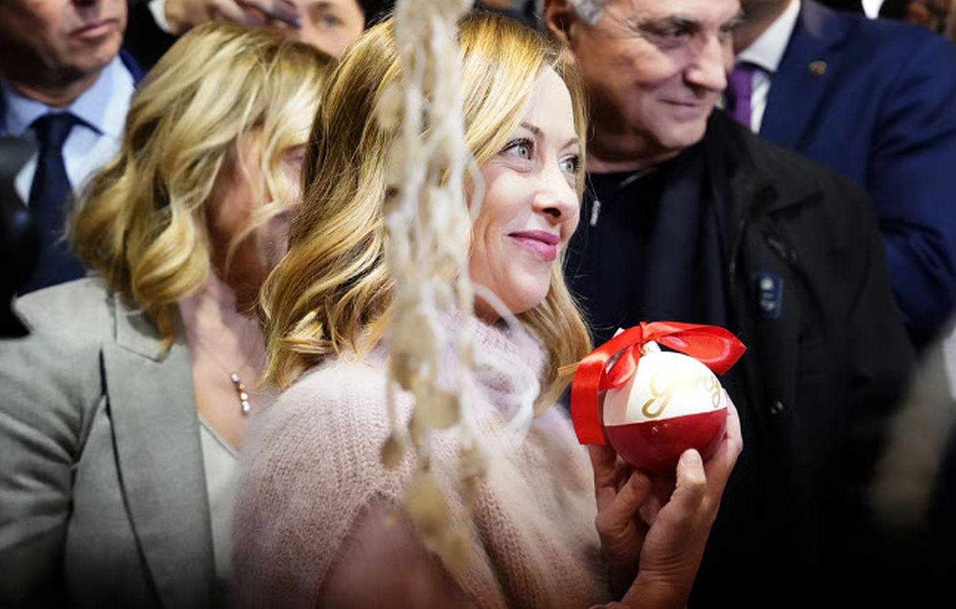 Politico: Πώς η Άκρα Δεξιά «έκλεψε» τα Χριστούγεννα στην Ευρώπη