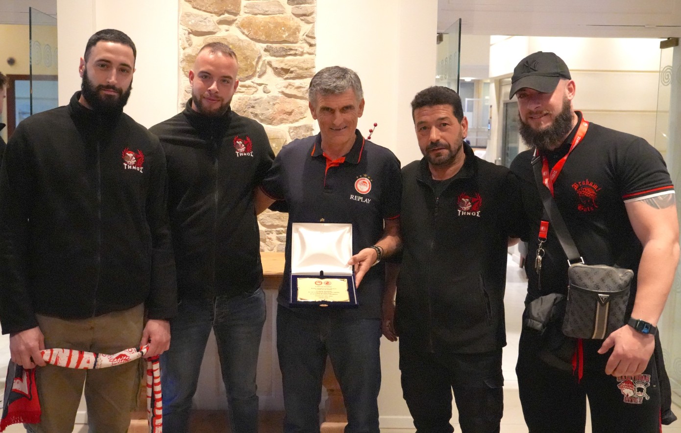 Ολυμπιακός: Τίμησαν Μεντιλίμπαρ και Καραπαπά φίλαθλοι από τρία νησιά
