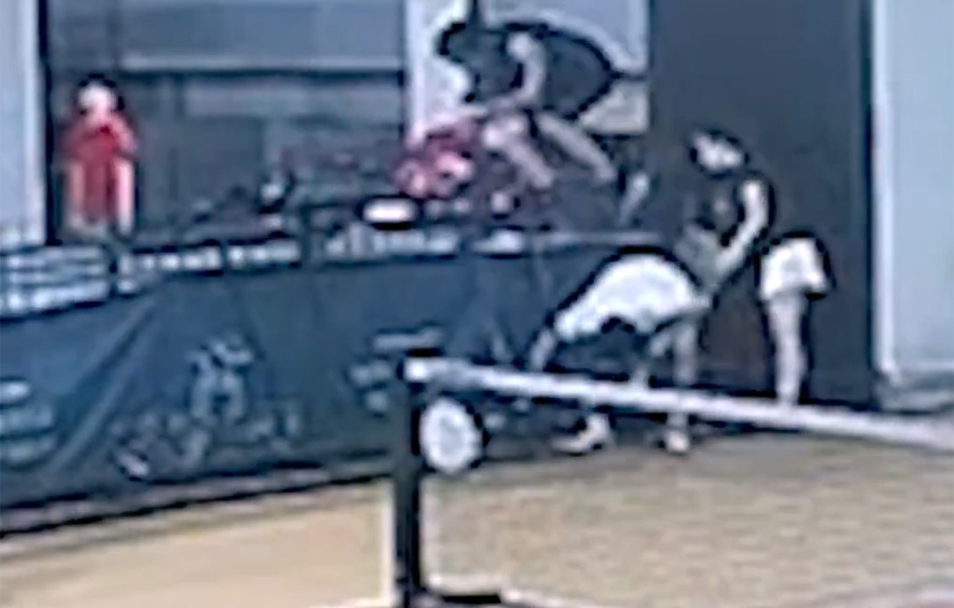 Η συγκλονιστική βουτιά θανάτου άνδρα από τον τρίτο όροφο, καθώς προσπαθούσε να πιάσει την μπάλα στη διάρκεια αγώνα pickleball