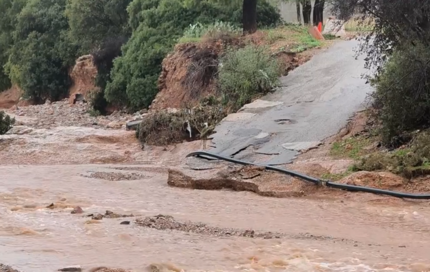 Δρόμος έσπασε στα δύο στη Μάνδρα από τα ορμητικά νερά της κακοκαιρίας «Byron»