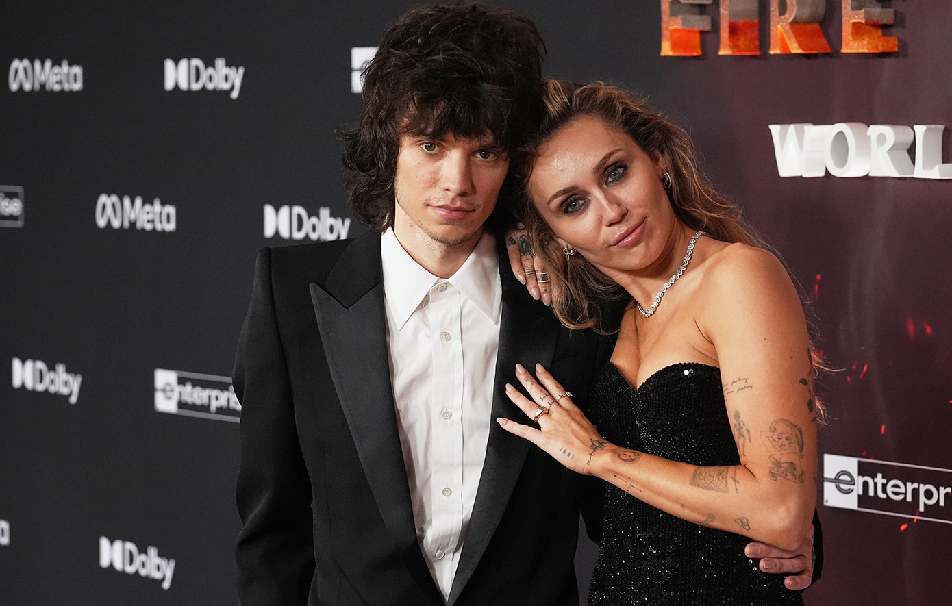 Η Μάιλι Σάιρους αρραβωνιάστηκε με τον σύντροφό της, μετά από τέσσερα χρόνια σχέσης