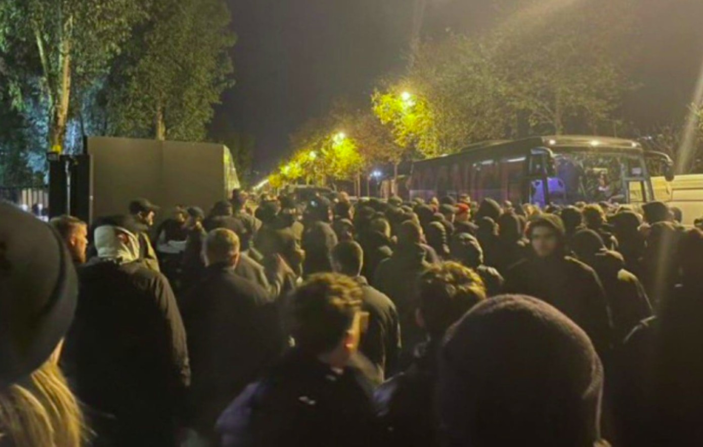 Έπεσε ξύλο στη Νις: Οπαδοί επιτέθηκαν στους παίκτες, προς παραίτηση ο προπονητής