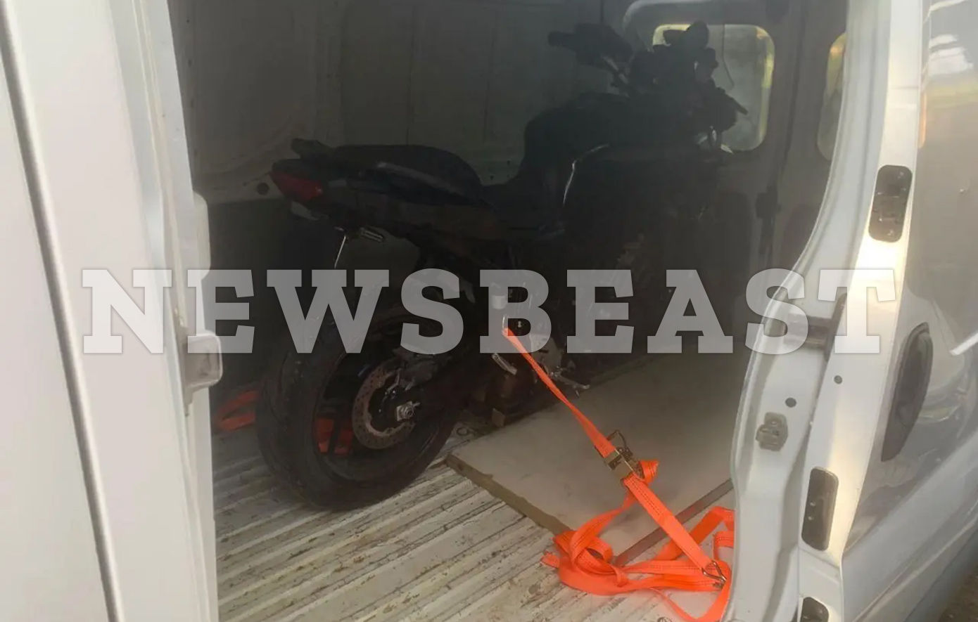 Η αστυνομική επιχείρηση για τη σύλληψη του έγινε χθες (Δευτέρα 8/12) έγινε στα Καλύβια Θορικού μετά από πληροφορίες για κατοχή οπλισμού και καλλιέργεια δενδρυλλίων κάνναβης. Η αστυνομική επιχείρηση για τη σύλληψη του έγινε χθες (Δευτέρα 8/12) έγινε στα Καλύβια Θορικού μετά από πληροφορίες για κατοχή οπλισμού και καλλιέργεια δενδρυλλίων κάνναβης.