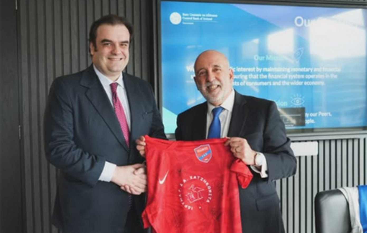 Πιερρακάκης: Φανέλα του Πανιωνίου έκανε δώρο στον Κεντρικό Τραπεζίτη της Ιρλανδίας