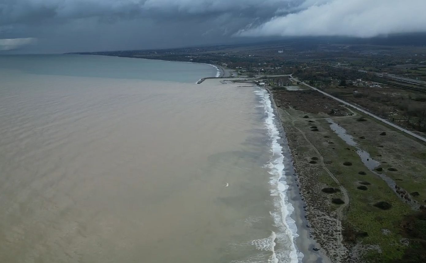 Η κακοκαιρία Byron άλλαξε χρώμα στον Θερμαϊκό &#8211; Εντυπωσιακά πλάνα με drone από το Λιτόχωρο