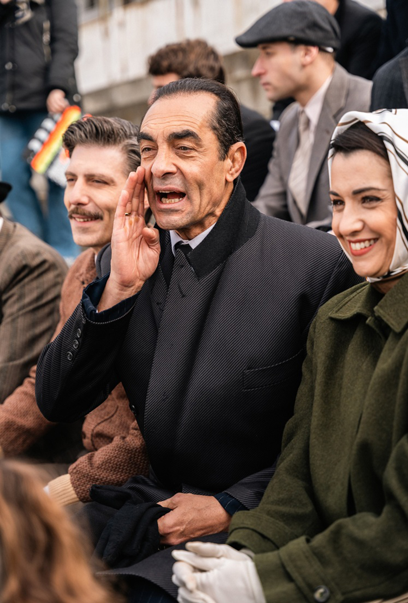 Η μεγάλη σειρά του Alpha, «Porto Leone: Στη γειτονιά με τα κόκκινα φανάρια», που έχει κατακτήσει το κοινό, μάς ταξιδεύει στον Πειραιά του 1964-65, σε μια εποχή που η ζωή, τα όνειρα και οι αγώνες είχαν χρώμα κόκκινο και λευκό.