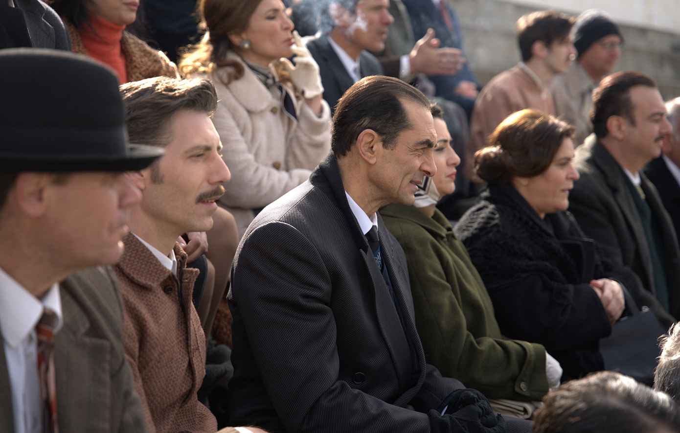 Η μεγάλη σειρά του Alpha, «Porto Leone: Στη γειτονιά με τα κόκκινα φανάρια», που έχει κατακτήσει το κοινό, μάς ταξιδεύει στον Πειραιά του 1964-65, σε μια εποχή που η ζωή, τα όνειρα και οι αγώνες είχαν χρώμα κόκκινο και λευκό.