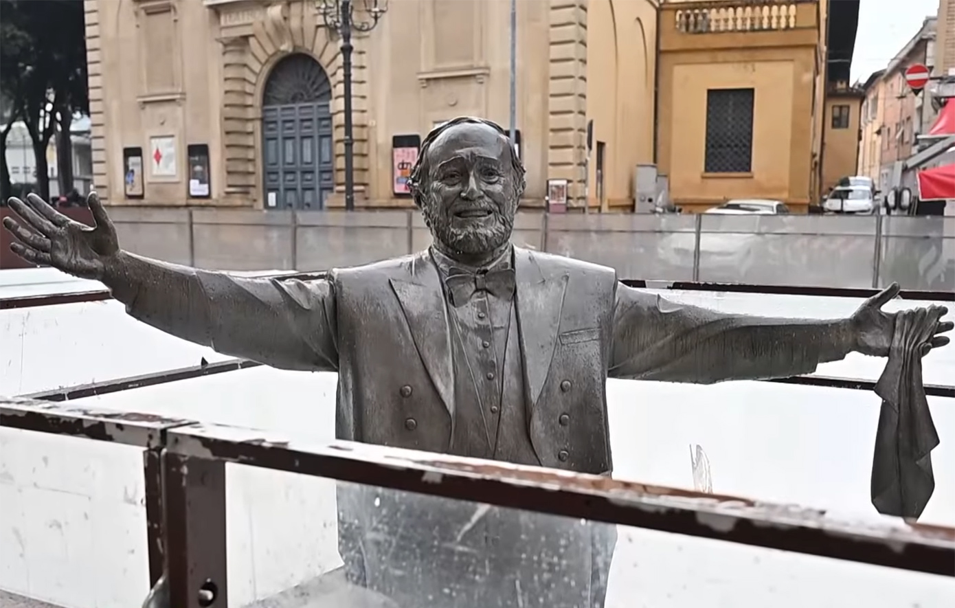 Σάλος με άγαλμα του Παβαρότι στην Ιταλία που «βυθίστηκε» σε παγοδρόμιο &#8211; Εξοργίστηκε η χήρα του