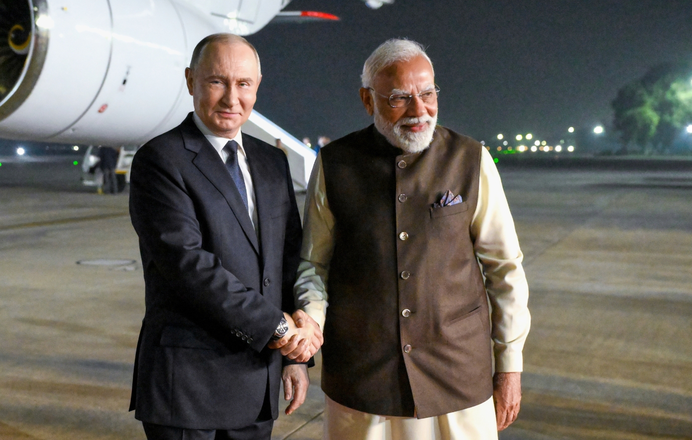 Με φιλιά και αγκαλιές υποδέχτηκε τον Πούτιν ο Μόντι &#8211; Πόζαραν και χαμογελαστοί στη λιμουζίνα