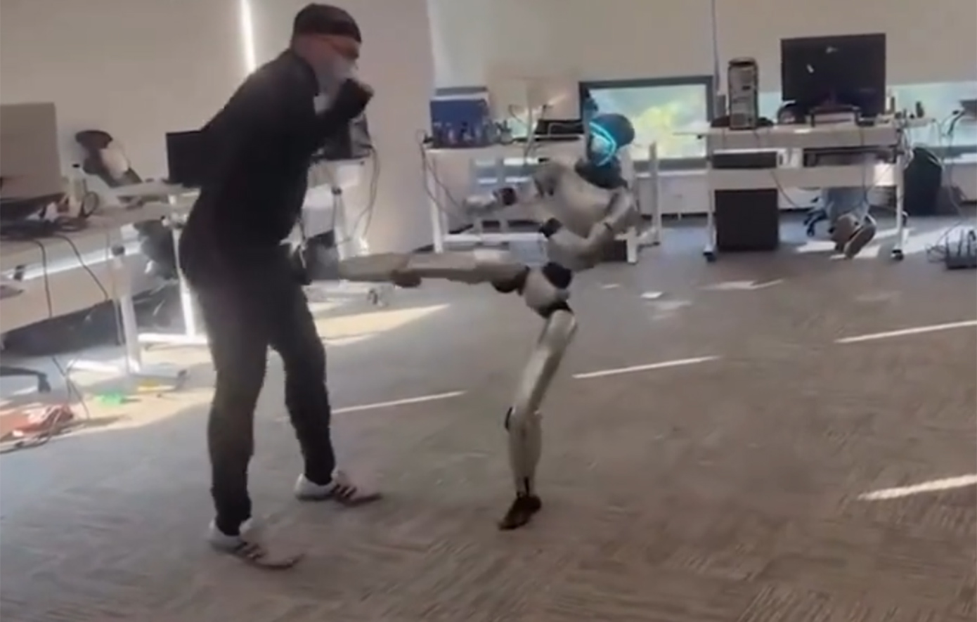 Ρομπότ χτυπά στα αχαμνά άνδρα μιμούμενο τις κινήσεις που ο ίδιος του «υπαγόρευσε» &#8211; Ένα «αυτογκόλ» που πόνεσε