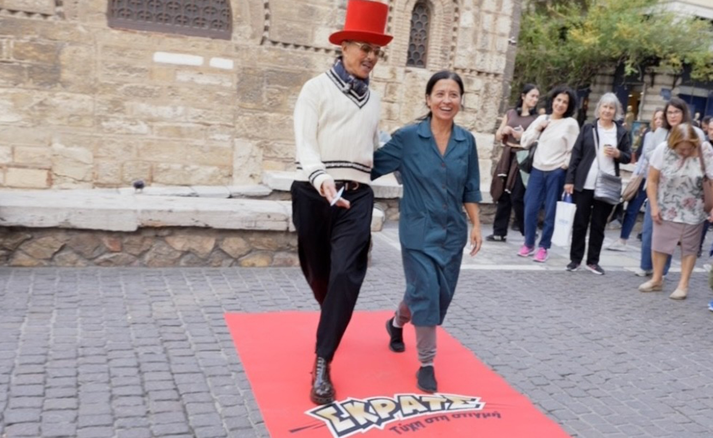 Red Carpet Alert: Ο Λάκης Γαβαλάς στρώνει το «Κόκκινο Χαλί» του στην Ερμού και κάνει τους περαστικούς star