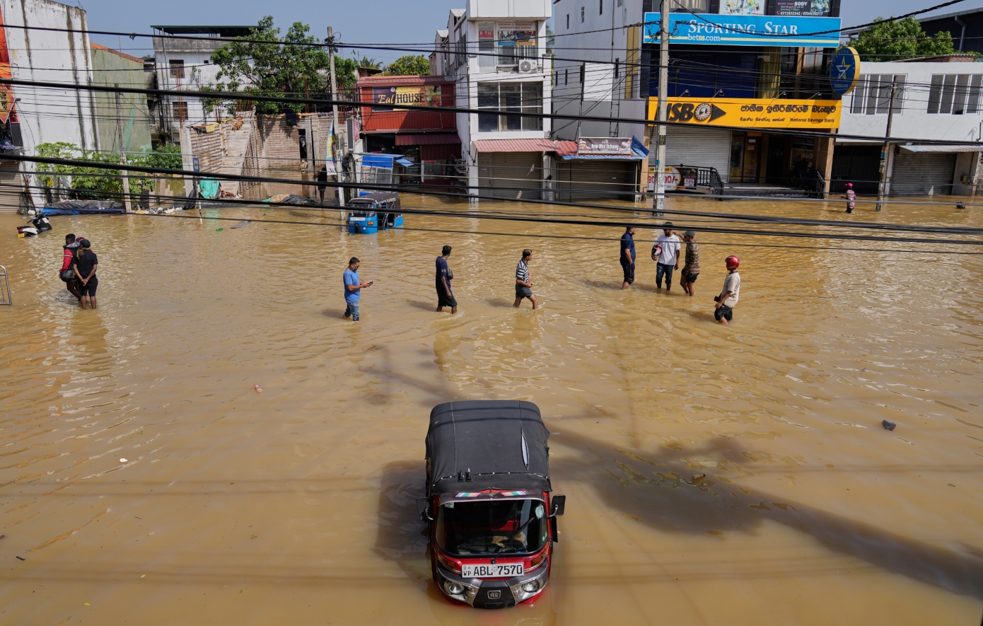 O απολογισμός από τις πλημμύρες και τις κατολισθήσεις στη Σρι Λάνκα έφτασε τους 607 νεκρούς