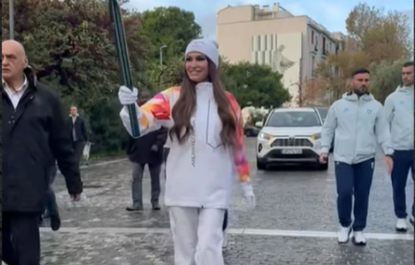 Η Κίμπερλι Γκιλφόιλ έτρεξε από την Ακρόπολη έως το Καλλιμάρμαρο στη λαμπαδηδρομία για τους Χειμερινούς Ολυμπιακούς Αγώνες