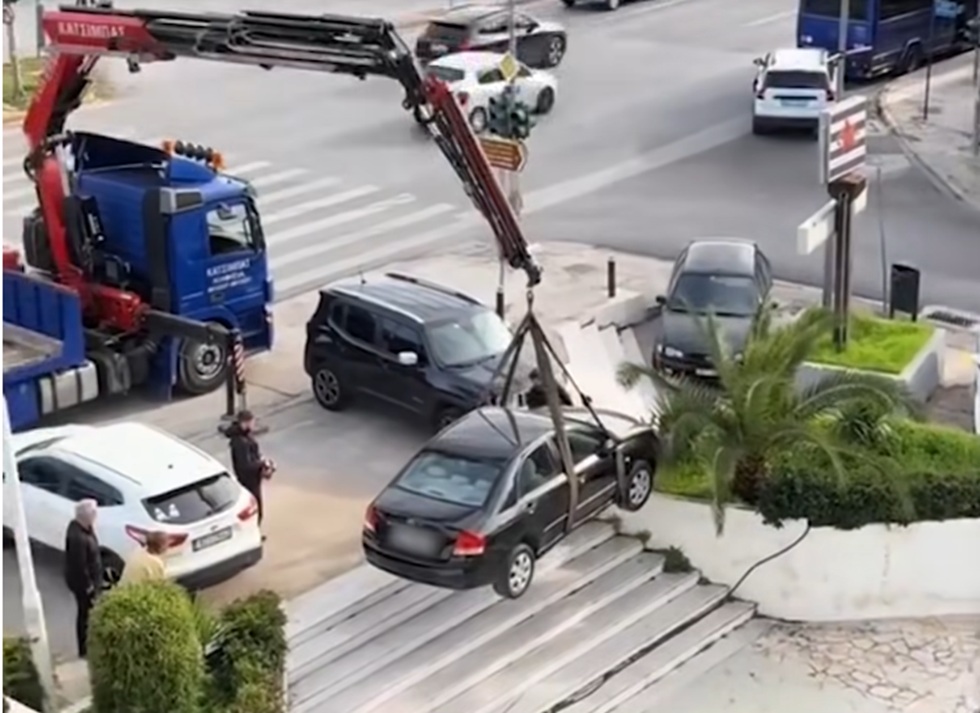 Απίστευτο περιστατικό σε εμπορικό κέντρο της Κηφισίας &#8211; Κατέβηκε τις σκάλες με το αυτοκίνητο και «πάρκαρε» στην πλατεία