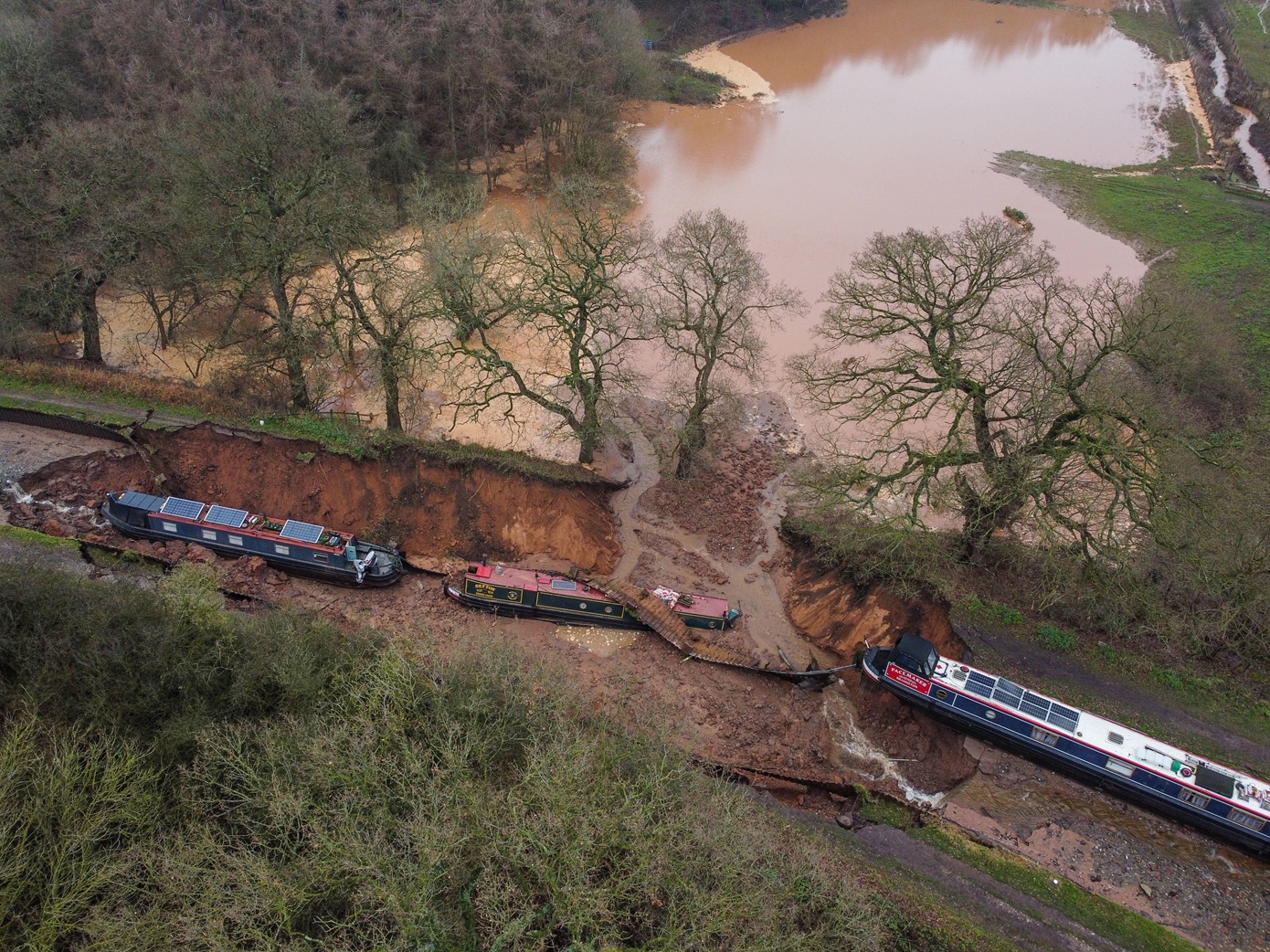 Καταβόθρα «κατάπιε» σκάφη σε κανάλι στη Βρετανία – Δείτε το συγκλονιστικό βίντεο