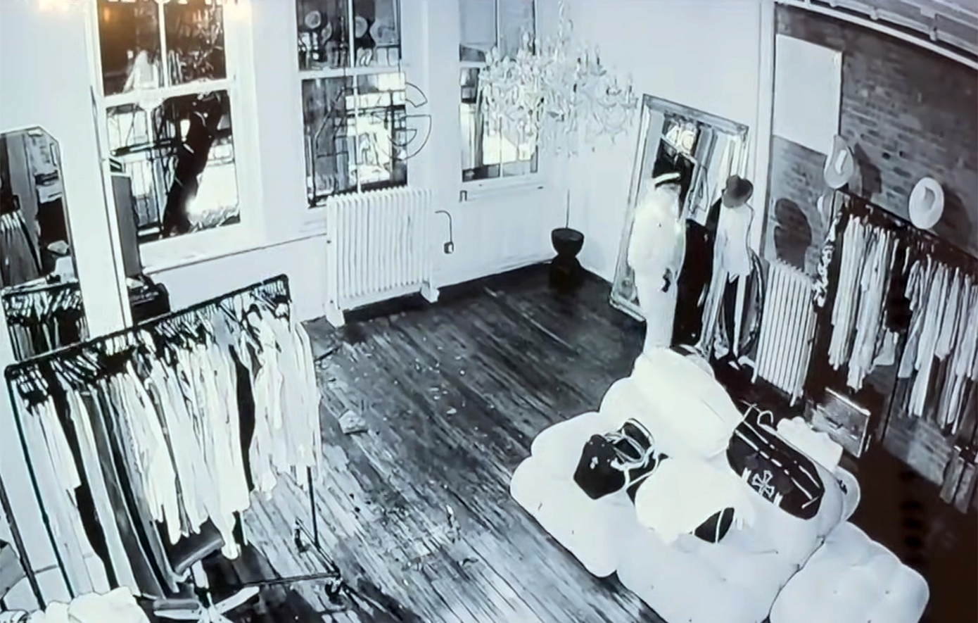 Η ληστεία τύπου Λούβρου στο Σόχο της Νέας Υόρκης: Σε 5 λεπτά άδειασαν μπουτίκ με ρούχα αξίας 1 εκατ. δολαρίων