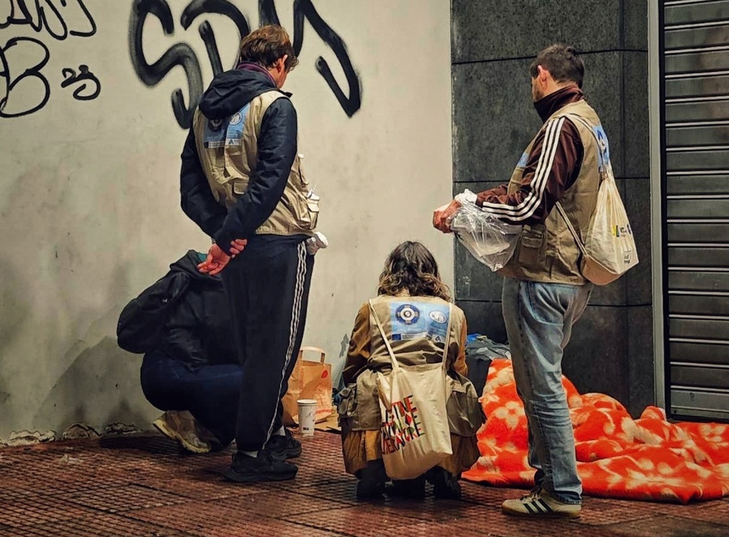 Street work στην Αθήνα: Οι ομάδες που «σαρώνουν» τους δρόμους για να στηρίξουν τους αστέγους