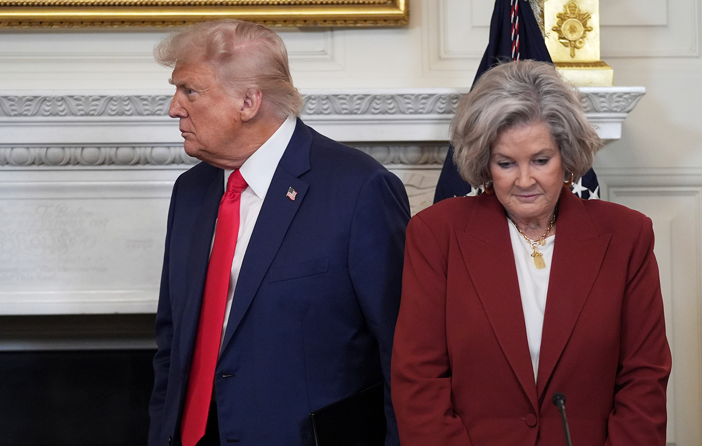 «Την προσωπικότητα ενός αλκοολικού» έχει ο Τραμπ, λέει σε συνέντευξή της η προσωπάρχης του Αμερικανού προέδρου