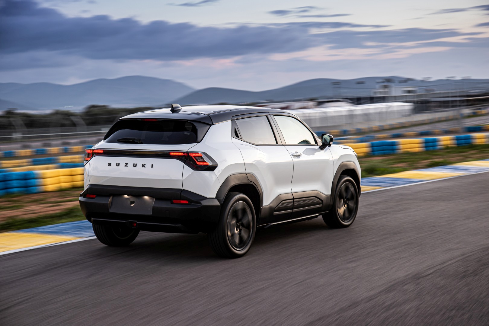 Οδηγούμε το νέο Suzuki e Vitara επί ελληνικού εδάφους Οδηγούμε το νέο Suzuki e Vitara επί ελληνικού εδάφους