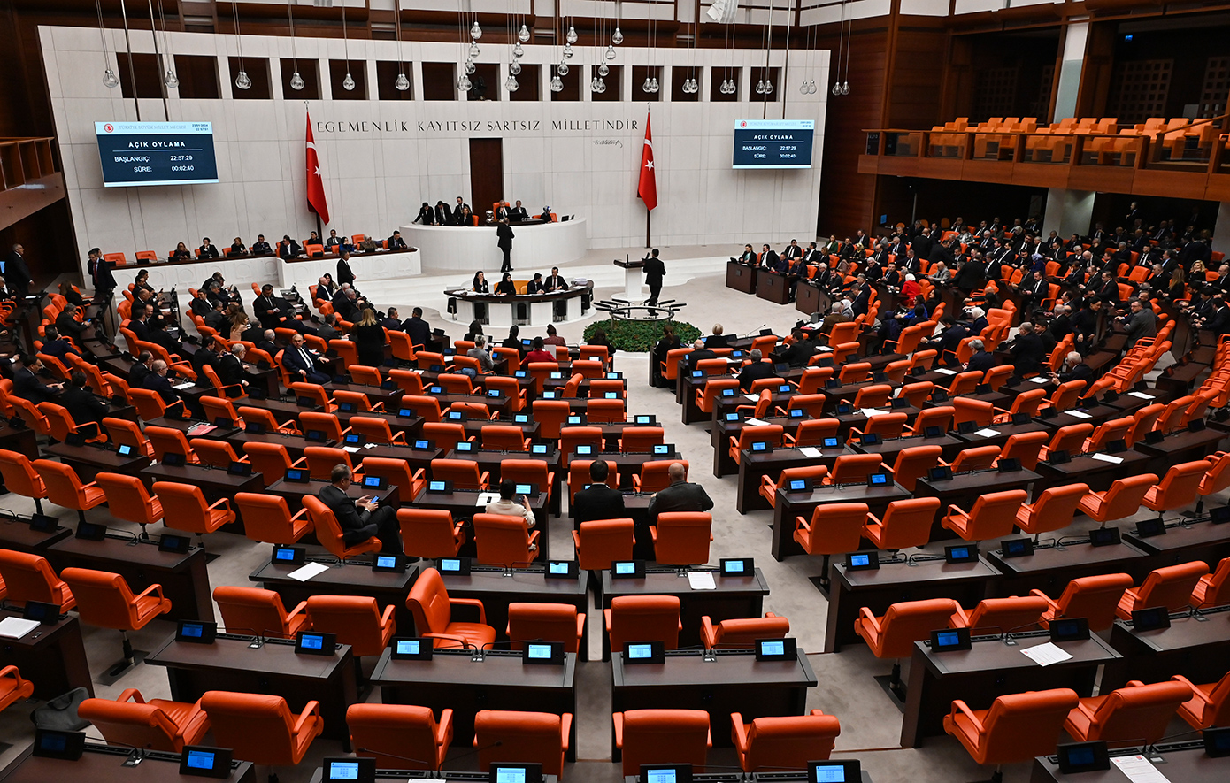 Σάλος στην Τουρκία: Προφυλακίσεις και απολύσεις μετά τις καταγγελίες για παρενόχληση ανήλικων ασκουμένων στη Βουλή