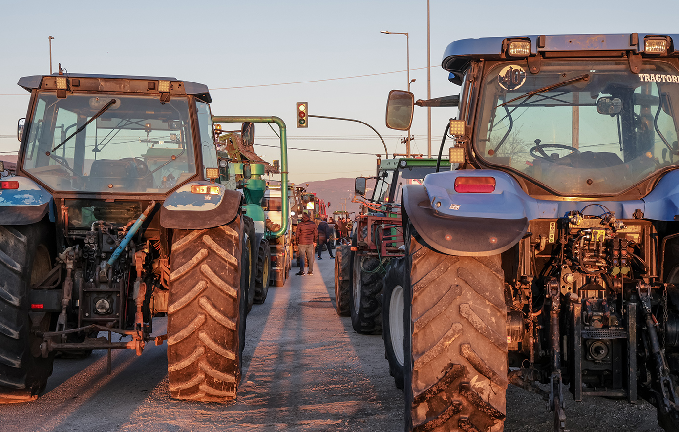 Οι αγρότες «έκοψαν» την Ελλάδα στα δύο: Πού έκλεισαν τους δρόμους &#8211; Σκληραίνουν τη στάση τους με νέα μπλόκα