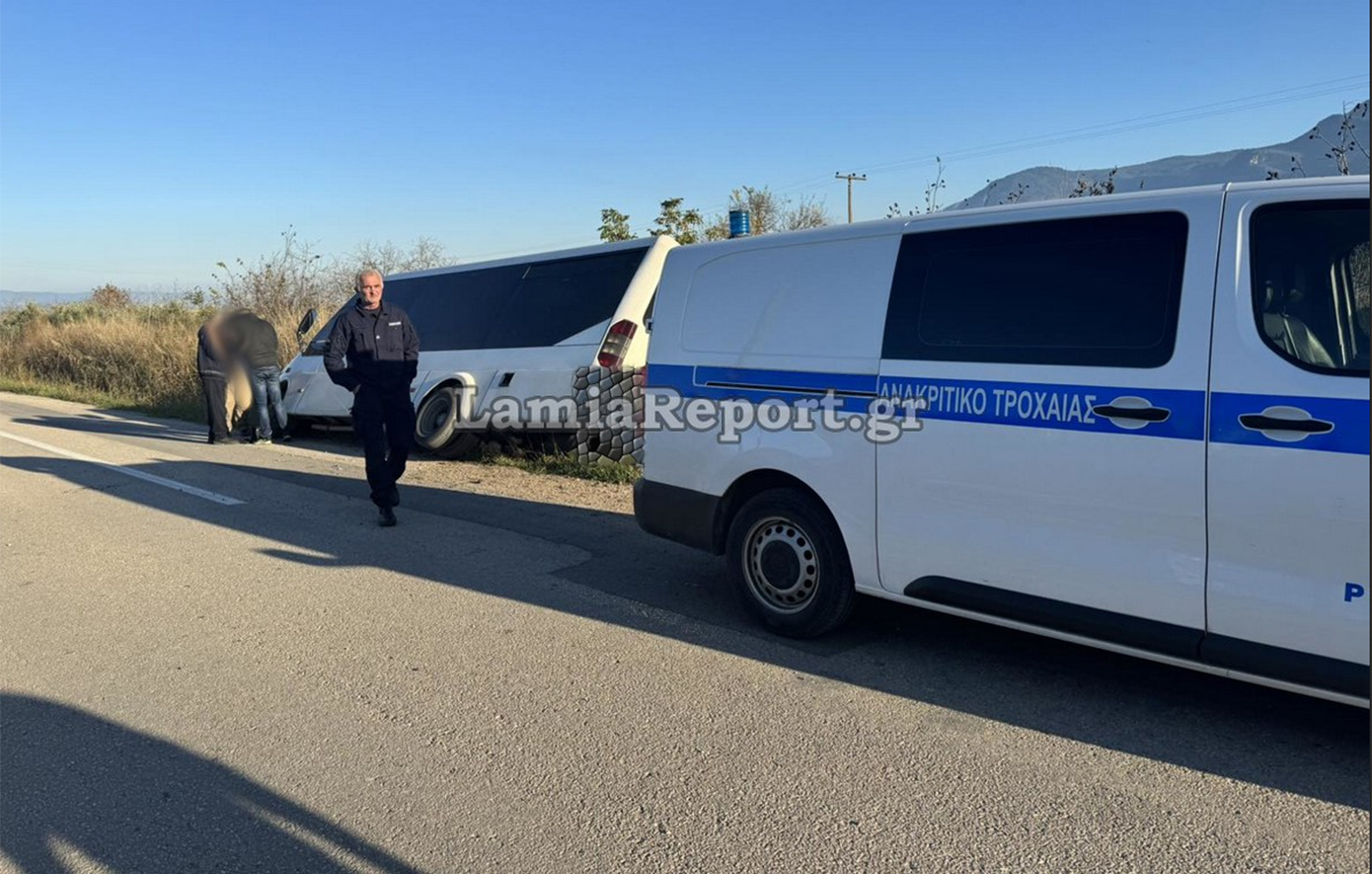 Λαμία: Σχολικό λεωφορείο έπεσε σε χαντάκι - Ευτυχώς δεν υπήρξε τραυματισμός Λαμία: Σχολικό λεωφορείο έπεσε σε χαντάκι - Ευτυχώς δεν υπήρξε τραυματισμός