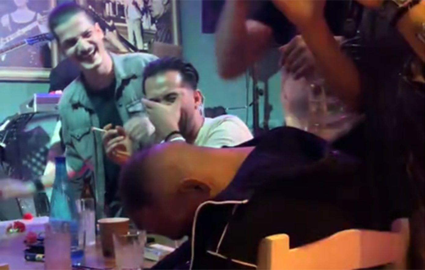 Viral ο θαμώνας που κοιμήθηκε πάνω σε τραπέζι &#8211; Ο Κώστας Δόξας του τραγούδησε «κοιμήσου εδώ, αλλού μην πας»