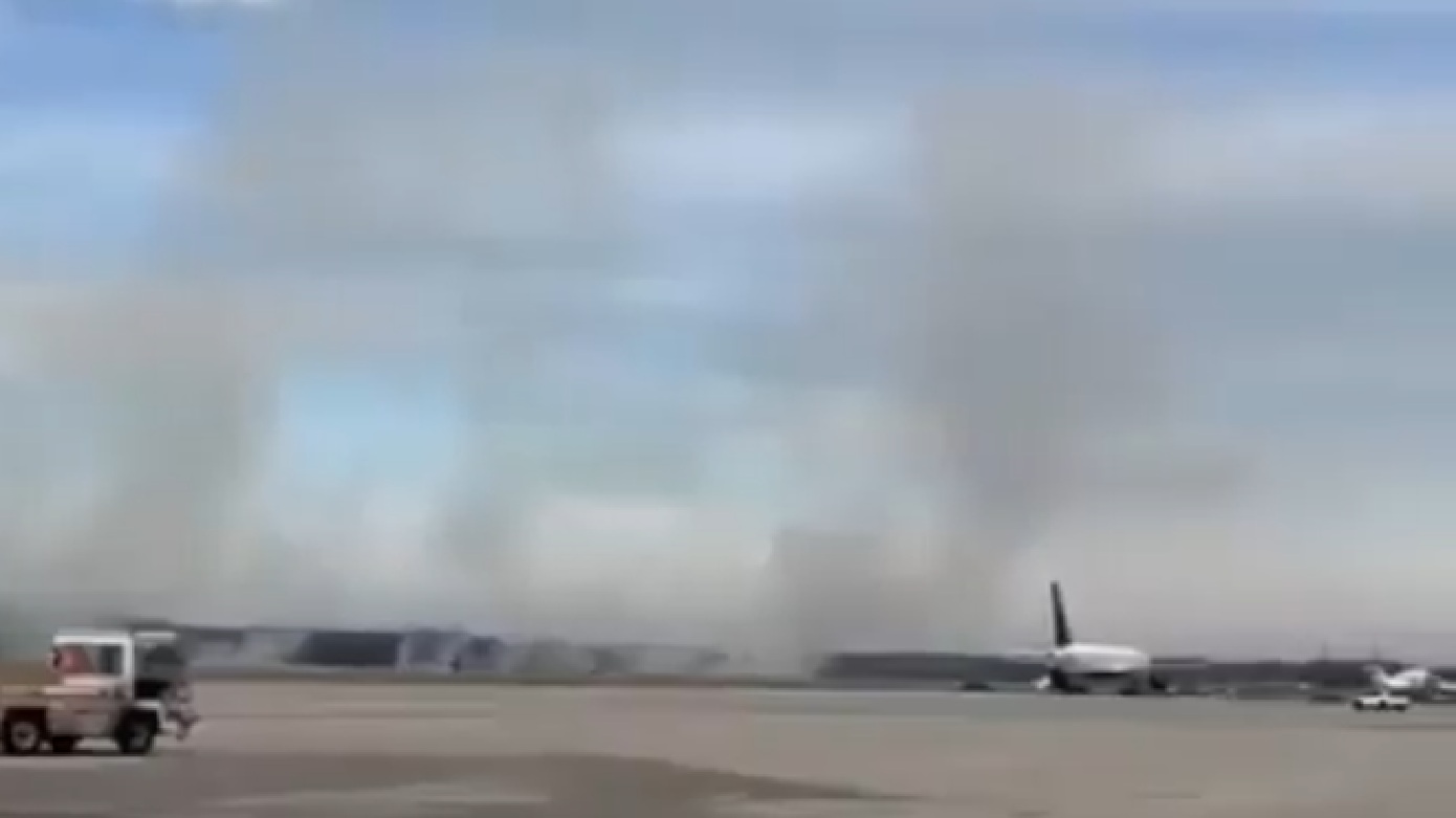 ΗΠΑ: Αναγκαστική προσγείωση για Boeing της United Airlines &#8211; Πήρε φωτιά ο κινητήρας του αεροσκάφους