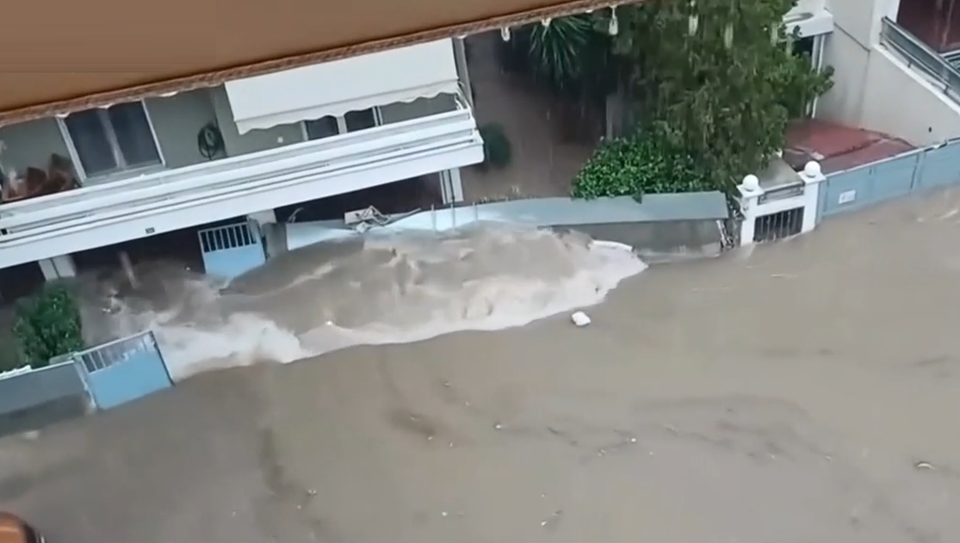 Δρόμοι–χείμαρροι και κατάρρευση μαντρότοιχου στον Άλιμο από την κακοκαιρία &#8211; Πλημμύρισαν υπόγεια