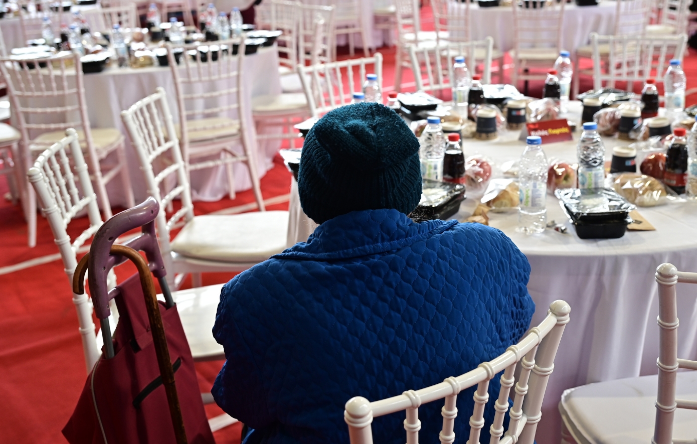 Ο Δήμος Αθηναίων προσέφερε χίλιες τριακόσιες μερίδες γιορτινών γευμάτων σε άστεγους και οικονομικά ευάλωτους πολίτες