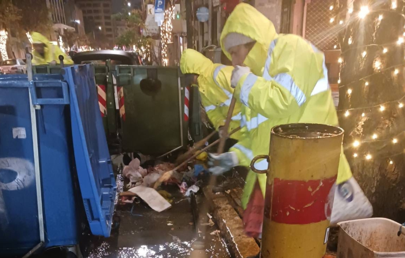 Καθαρή ανήμερα των Χριστουγέννων η Θεσσαλονίκη χάρη στην υπερπροσπάθεια των εργαζομένων του δήμου