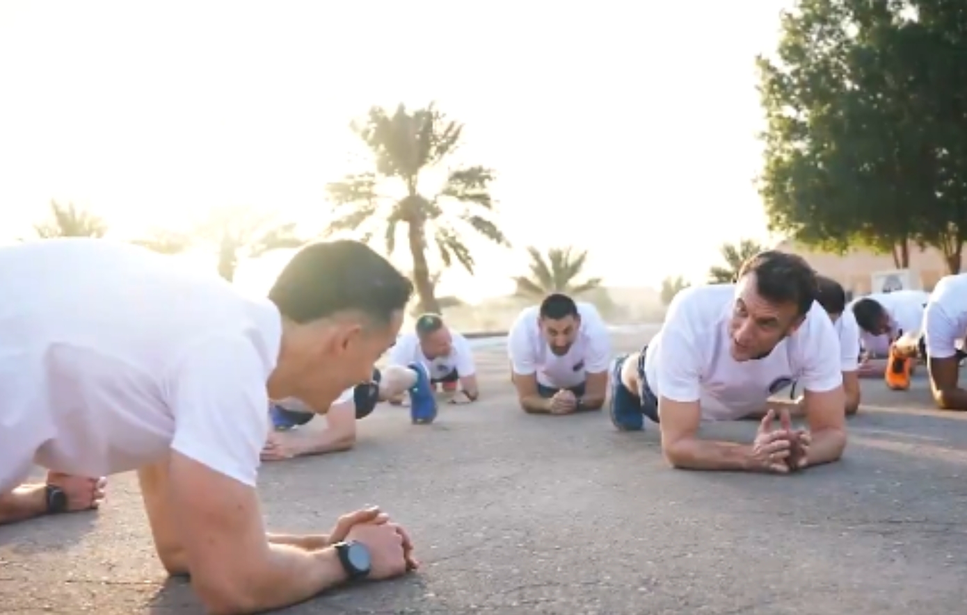 Ο Μακρόν έκανε «χριστουγεννιάτικη» γυμναστική μαζί με Γάλλους στρατιώτες στα Ηνωμένα Αραβικά Εμιράτα &#8211; Δείτε βίντεο