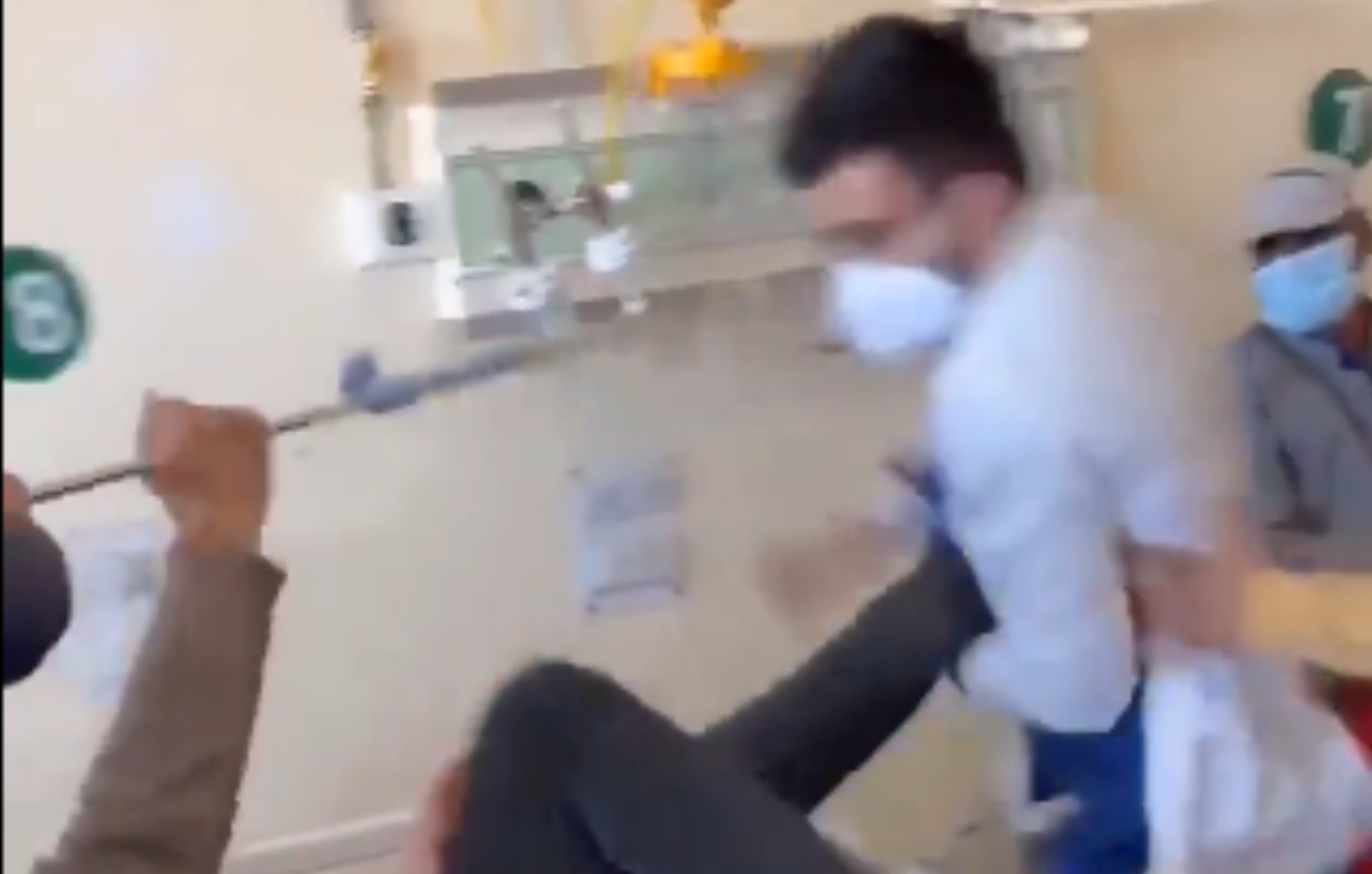Γιατρός έσπασε στο ξύλο ασθενή επειδή του ζήτησε να μιλάει ευγενικά &#8211; Δείτε βίντεο