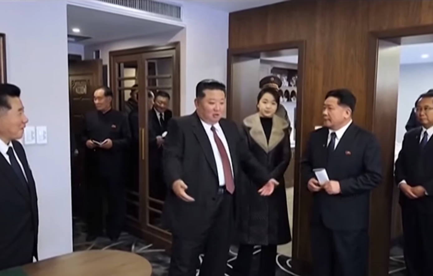 Ο Κιμ Γιονγκ Ουν ξεναγήθηκε σε νέα ξενοδοχεία της Βόρειας Κορέας μαζί με την κόρη του