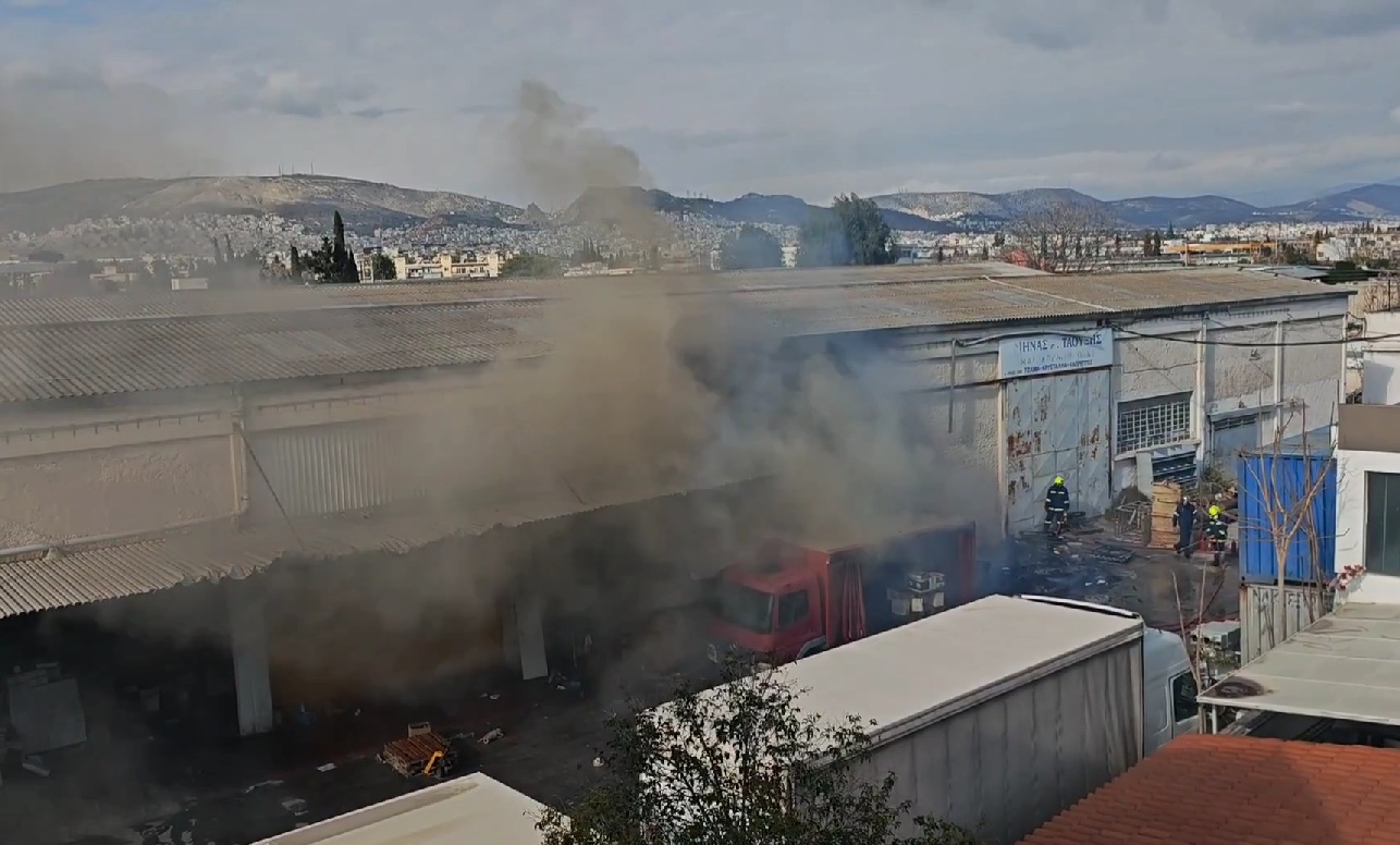 Φωτιά σε αποθήκες εργοστασίου στου Ρέντη &#8211; Στο σημείο 15 πυροσβέστες, με 5 οχήματα και υδροφόρα