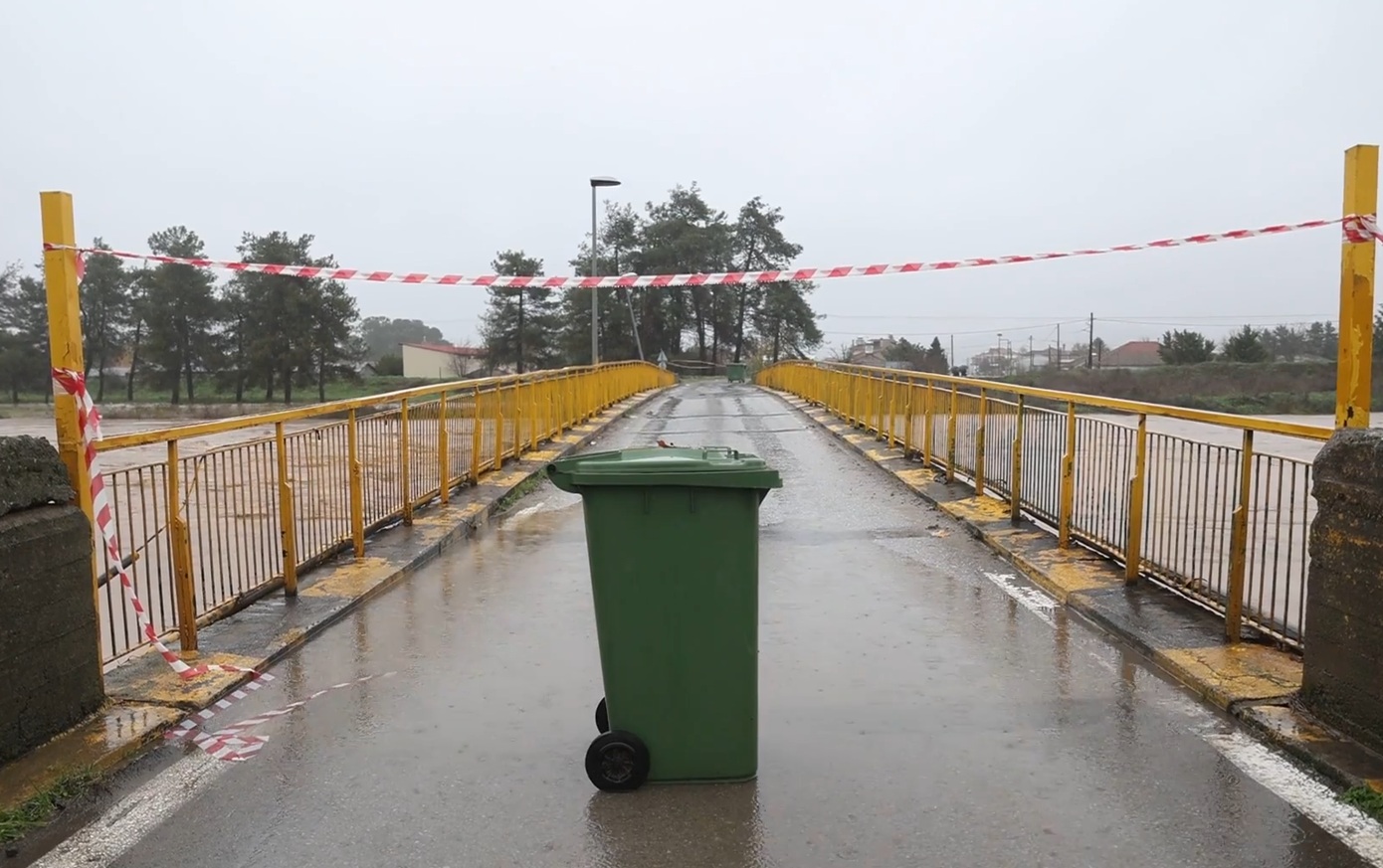 «Κόπηκε» στη μέση το Ευύδριο Φαρσάλων &#8211; Σε συναγερμό οι Αρχές λόγω της υπερχείλισης του ποταμού Ενιπέα &#8211; Διακόπηκε η κυκλοφορία στη γέφυρα