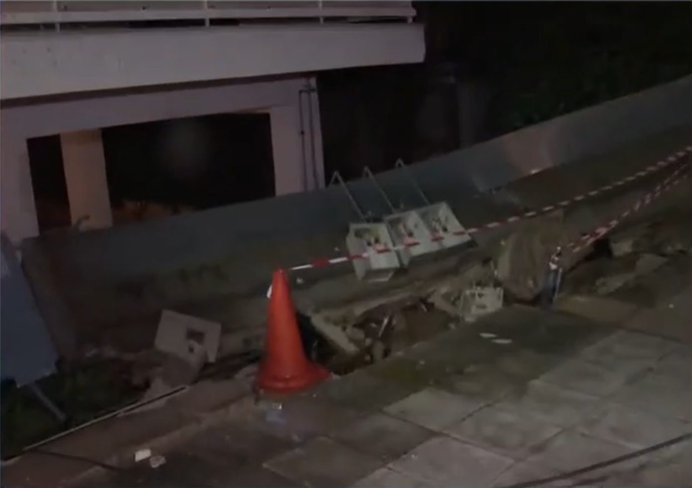 Δρόμοι–χείμαρροι και κατάρρευση μαντρότοιχου στον Άλιμο από την κακοκαιρία &#8211; Πλημμύρισαν υπόγεια