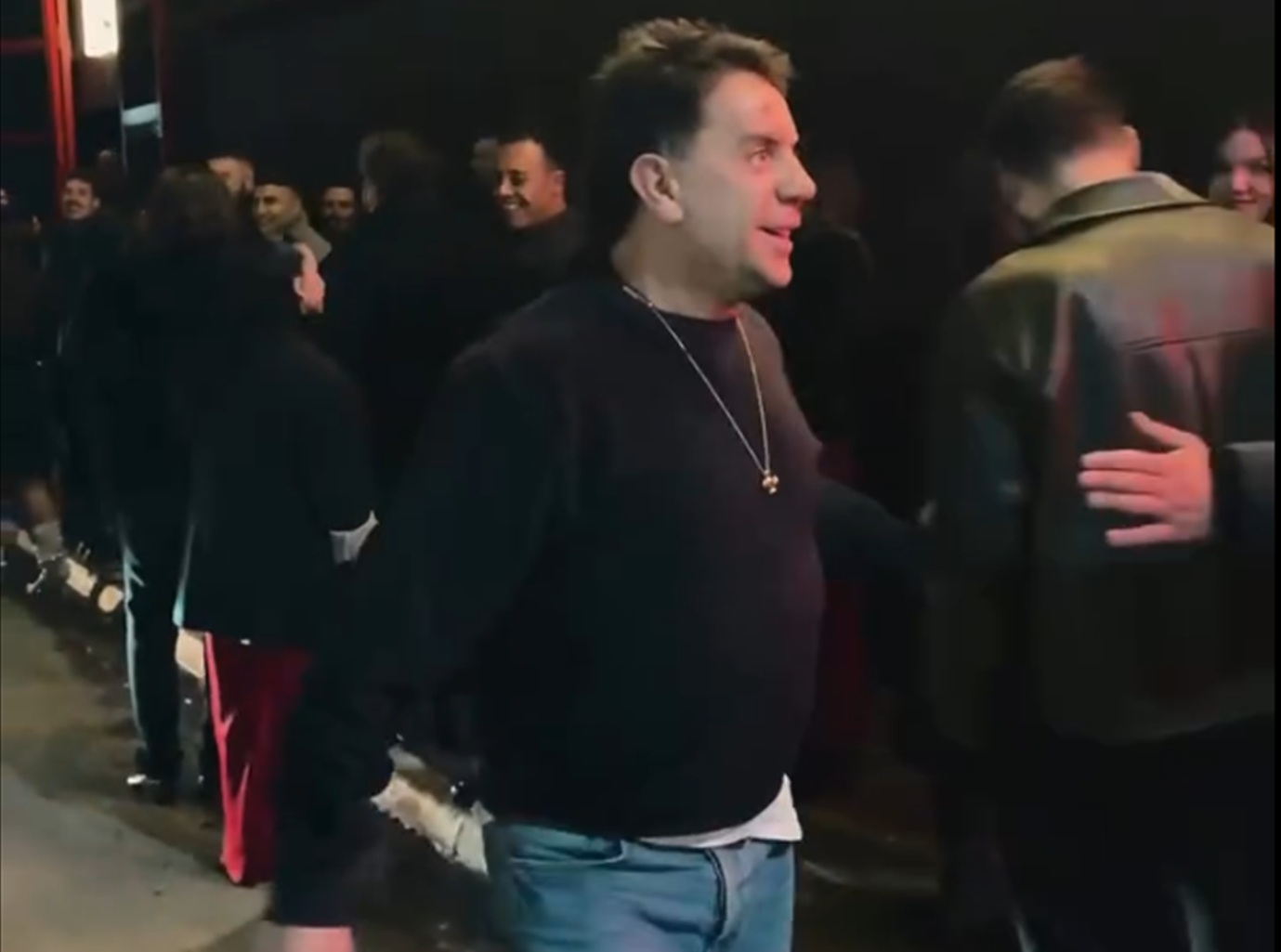 Ο Μαζωνάκης συγκίνησε τους θαυμαστές του: Χαιρέτησε τον κόσμο που περίμενε στην ουρά για να μπει στο νυχτερινό κέντρο