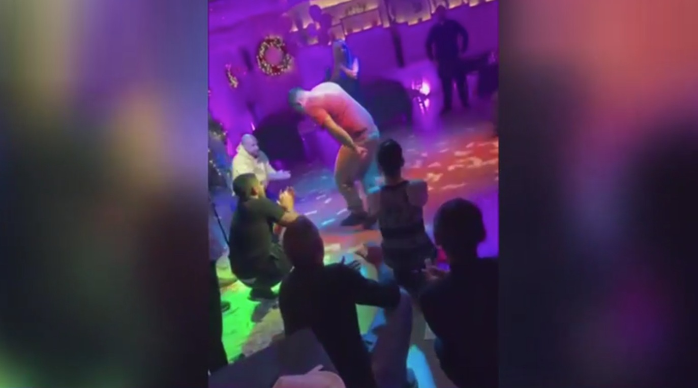 Μπουζούκια στη Νέα Υόρκη: Λουλούδια, δολάρια και λαϊκά μέχρι το πρωί &#8211; Η ομογένεια διασκεδάζει αλά ελληνικά